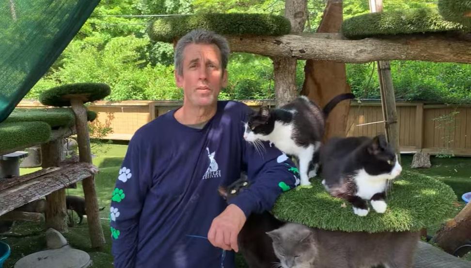 阿瑟諾與他救回的貓咪,「貓就是他的生命」。(互聯網)