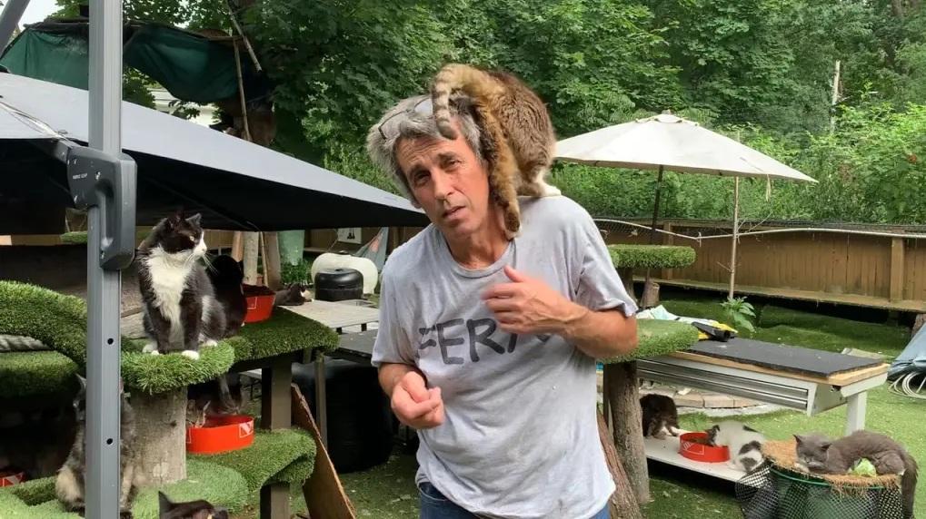 阿瑟諾與他救回的貓咪,「貓就是他的生命」。(互聯網)