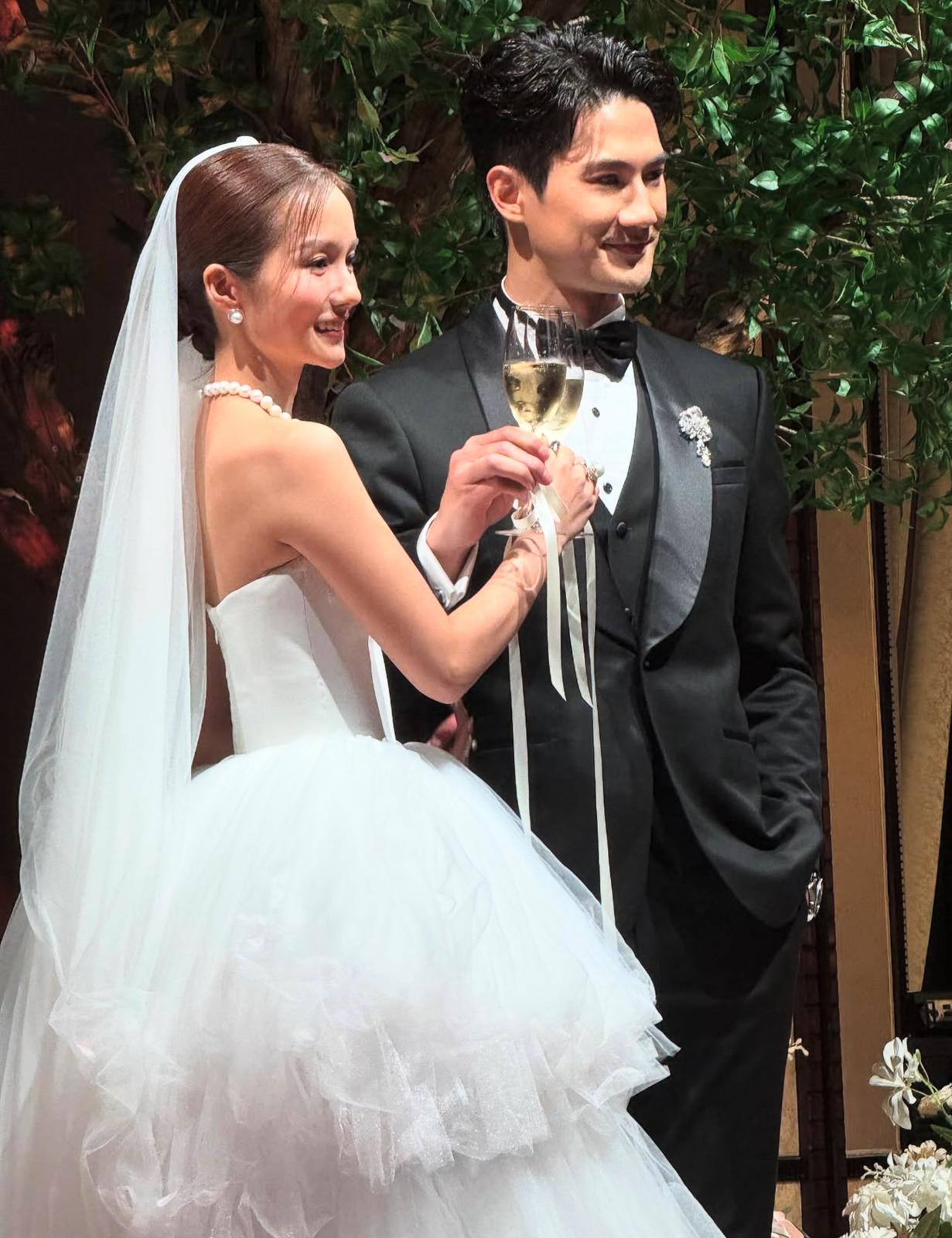 Amber換上性感婚紗到中環酒店舉行婚宴。