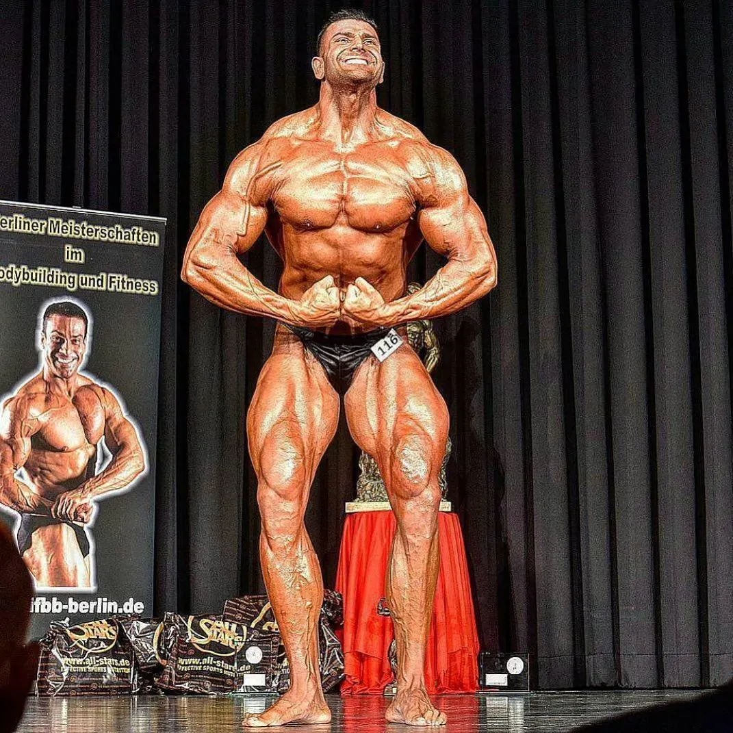 伊朗演員兼健美運動員Vittorio Pirbazari肌力十足。