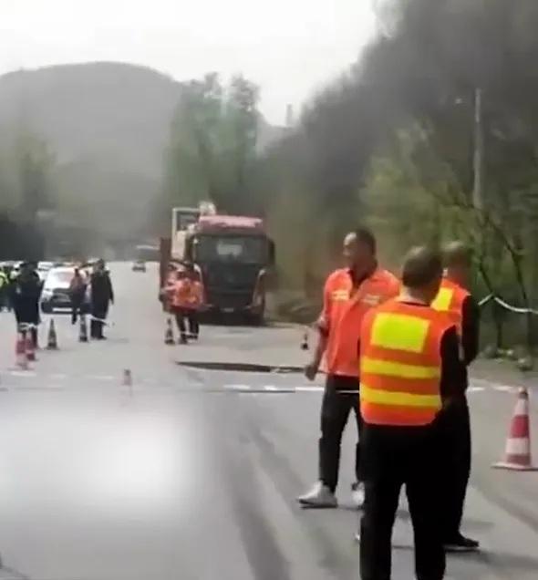 山西一處國道16日突現天坑,導致4車追尾事故釀2死。(圖/翻攝自微博)