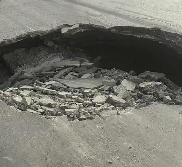 山西一處國道16日突現天坑,導致4車追尾事故釀2死。(圖/翻攝自微博)