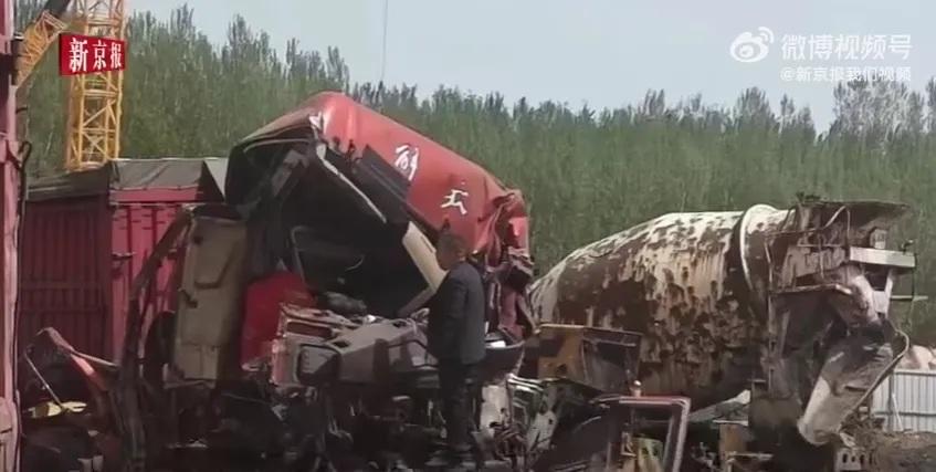 山西一處國道16日突現天坑,導致4車追尾事故釀2死。(圖/翻攝自微博)