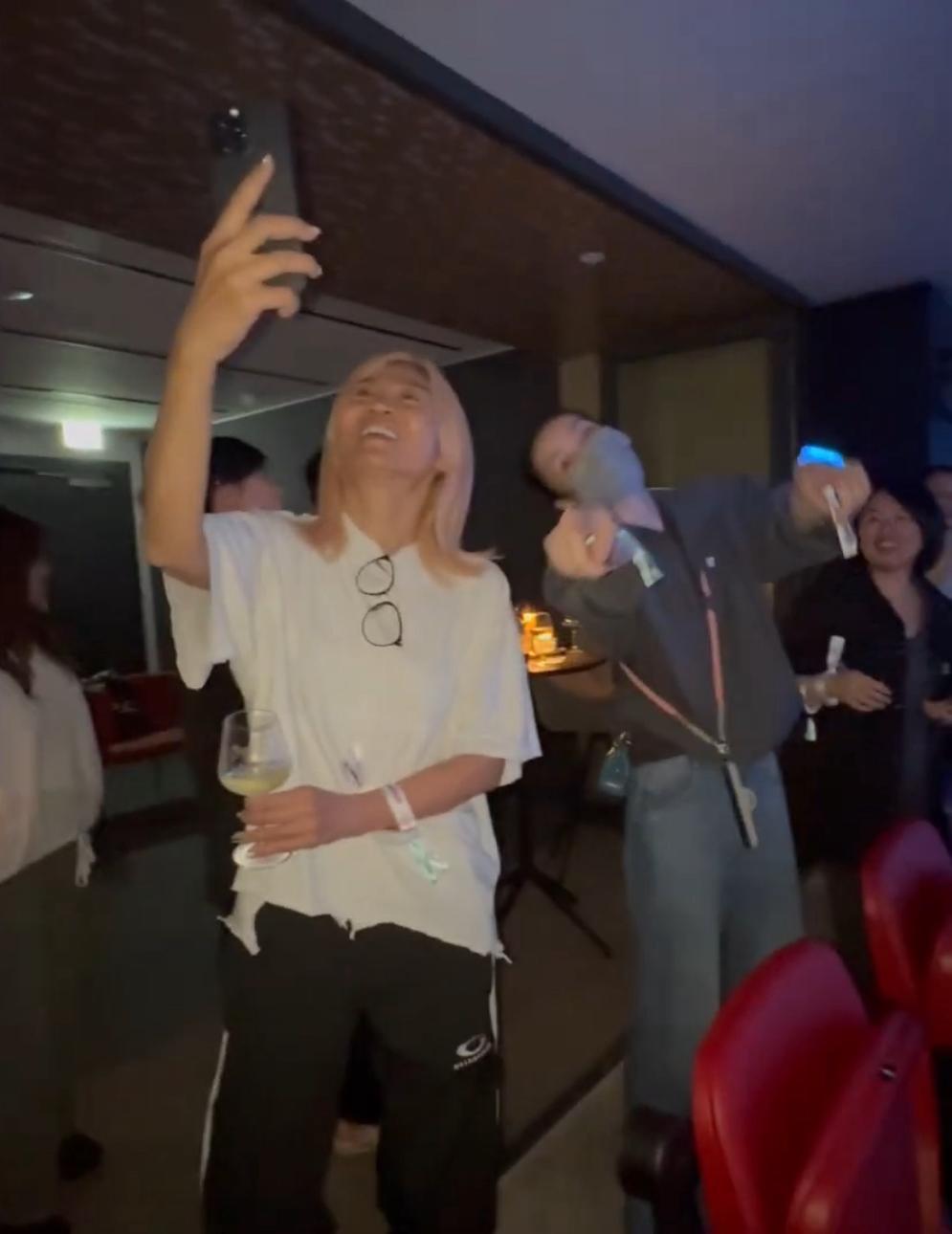 包廂睇騷的王菲即聞歌起舞,狀甚陶醉。