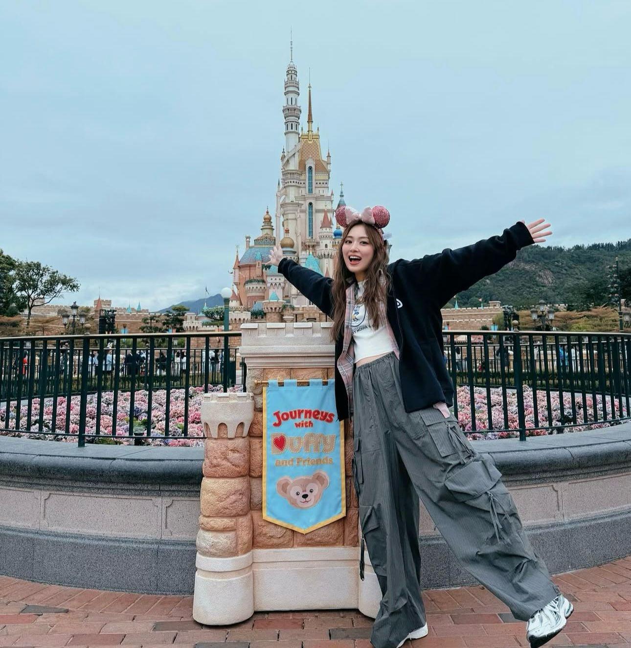 內田理央現身香港,更到迪士尼樂園打卡。