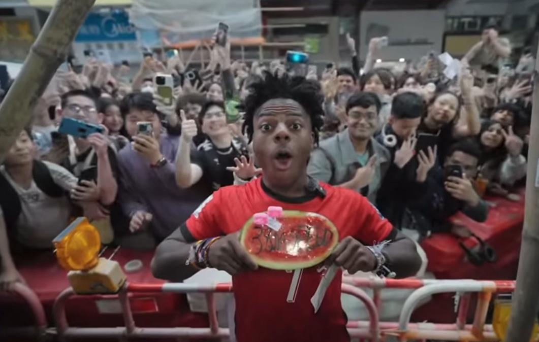 Speed收到上面寫住「38M SPEED」的半個西瓜,慶祝其YouTube突破3800萬粉絲。