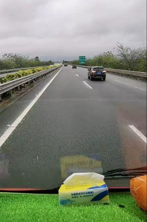 內地高速公路大塞車 大批車主「集體倒車」7公里撤退