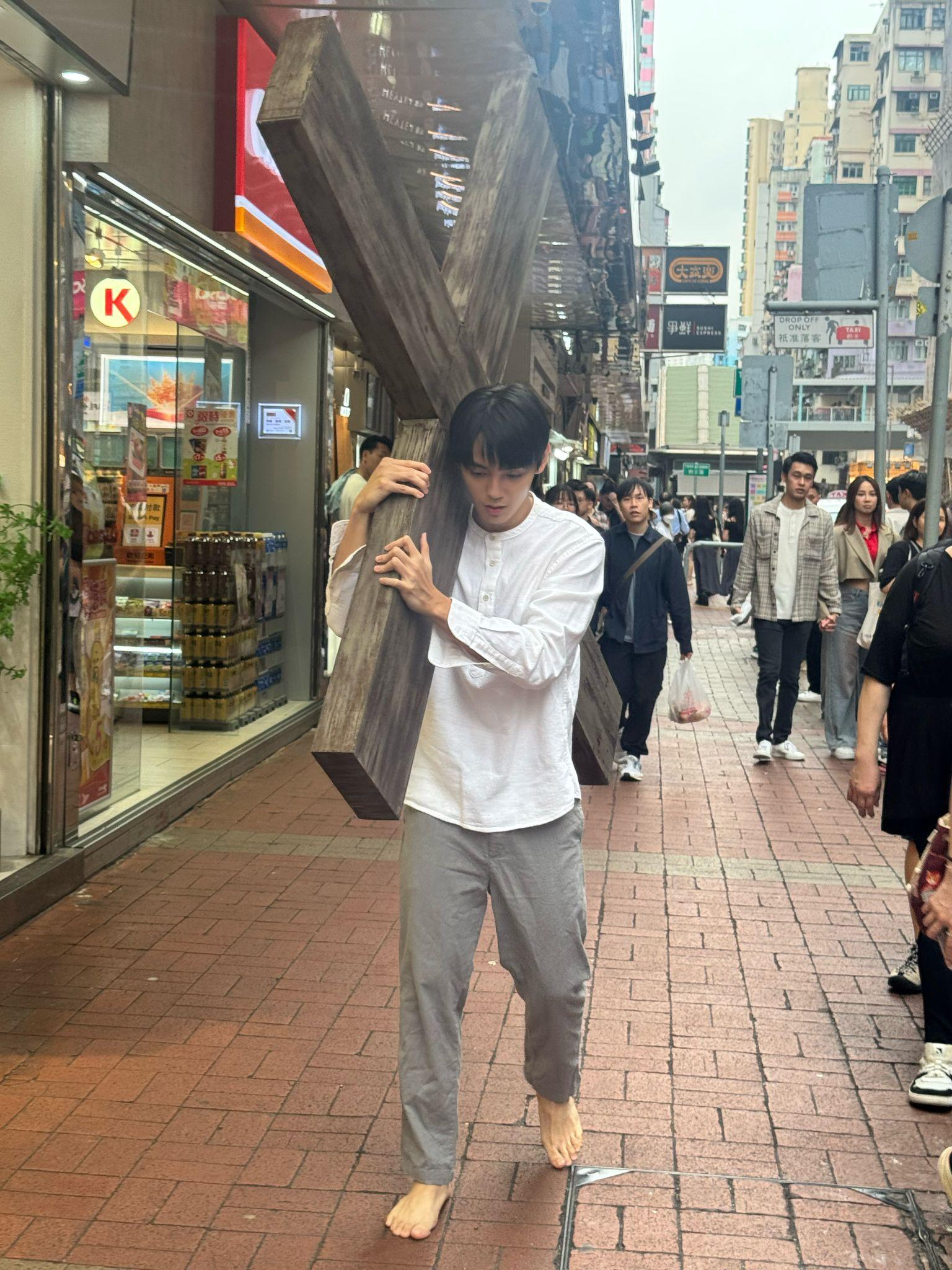 歐鎮灝赤腳現身鬧市,惹來不少途人好奇目光。