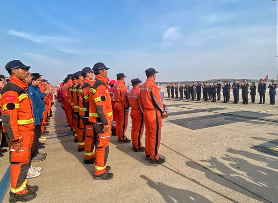 中港救援隊完成任務下午乘坐4架中國空軍飛機飛抵北京首都國際機場。(應急管理部圖片)