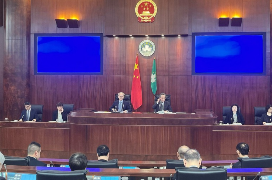 澳門行政長官岑浩輝今日發布任內首份施政報告,延續多項惠民措施及稅務優惠(澳廣視)