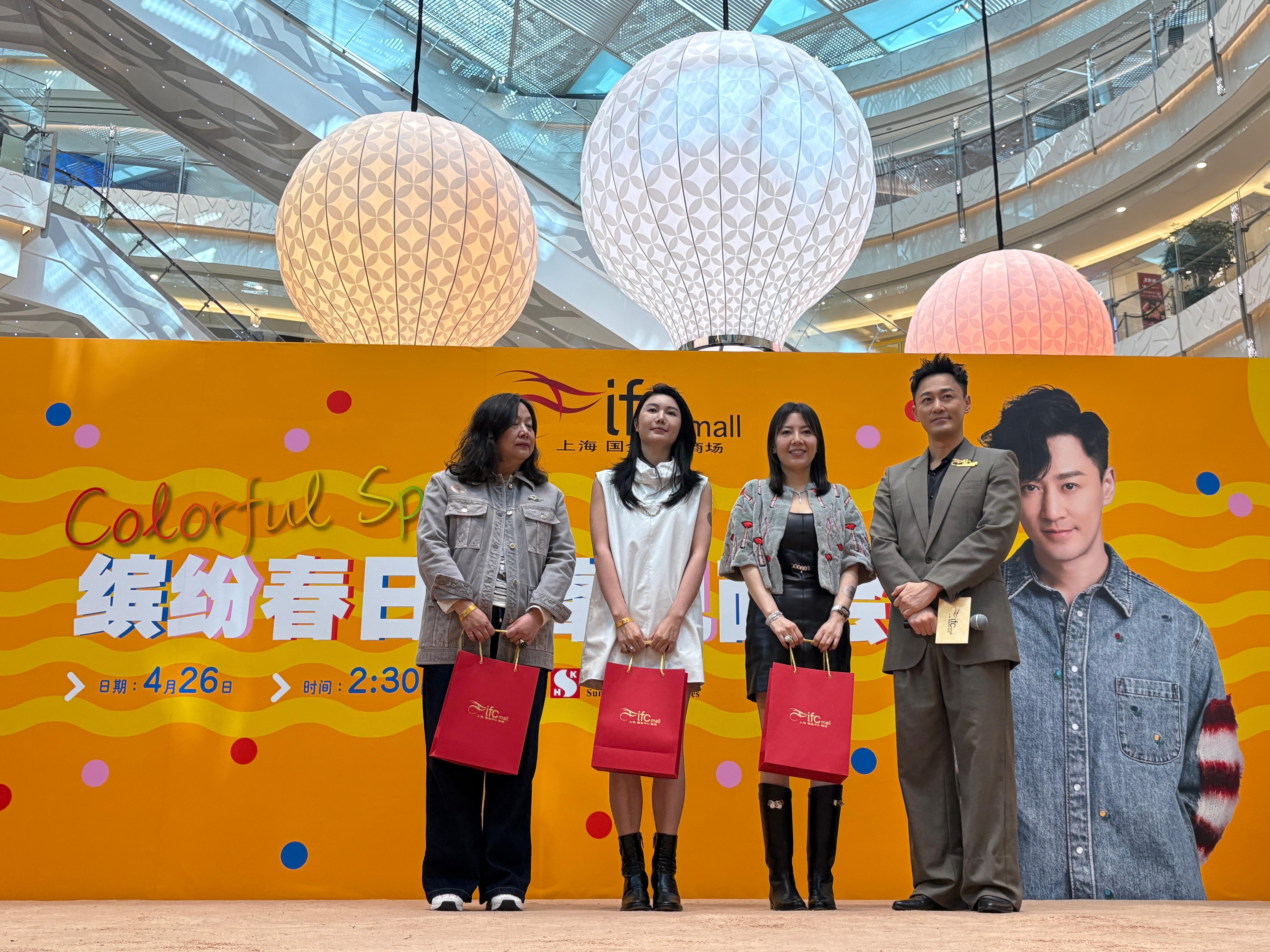 林峯除了與fans在台上玩遊戲,更即席獻唱,又大派禮品給fans。