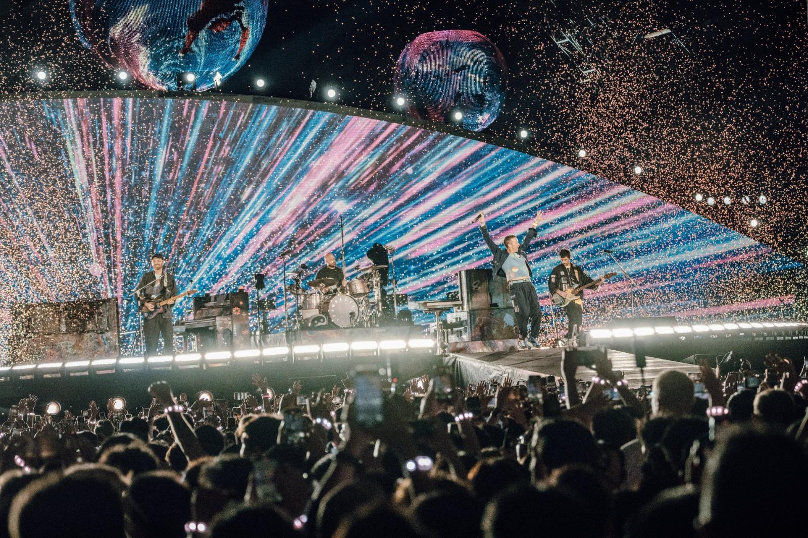 Coldplay演唱了多首經典名曲,幾乎每一首都引發全場大合唱。