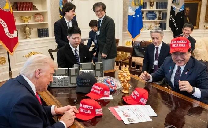 赤澤頭戴有「MAGA」據報特朗普親自簽名的「MAGA」紅帽。(美國白宮照片)