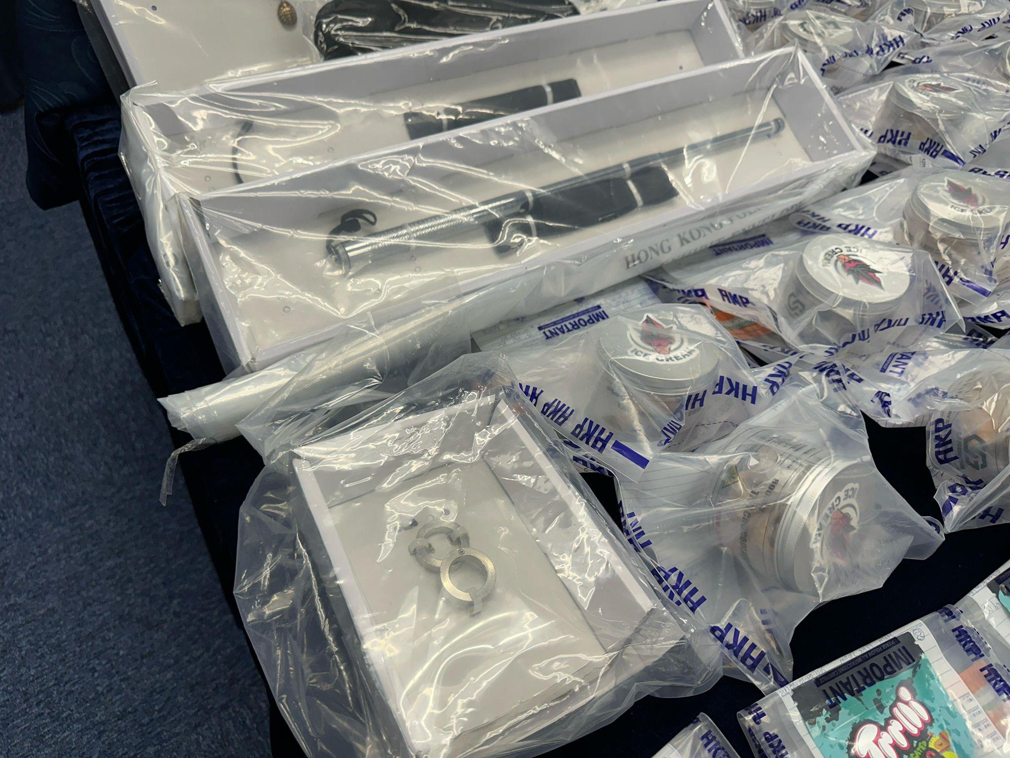 警方在行動中檢獲大量毒品和武器。