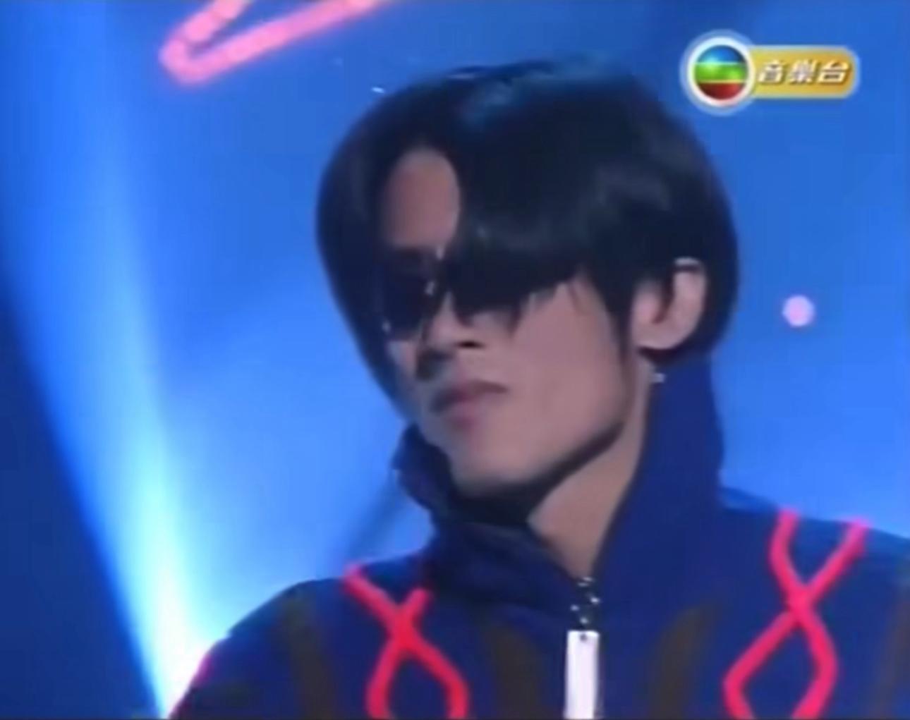 2002年正值霆鋒跟王菲分手,有指他當時因傷心過度而無法唱下去。