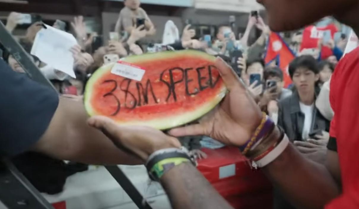 Speed收到上面寫住「38M SPEED」的半個西瓜,慶祝其YouTube突破3800萬粉絲。