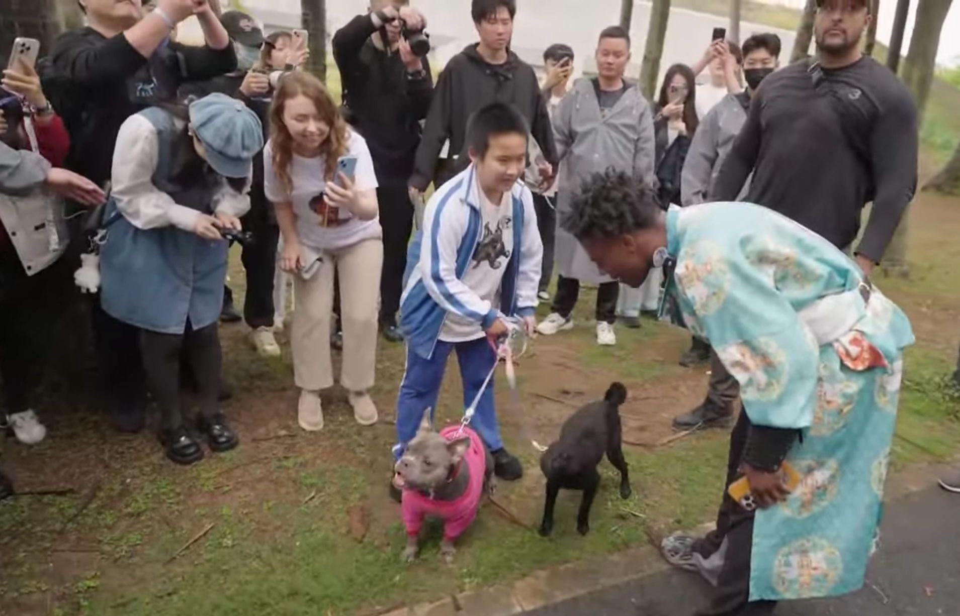 Speed穿中國風打扮遊深圳,更不忘扮狗吠。