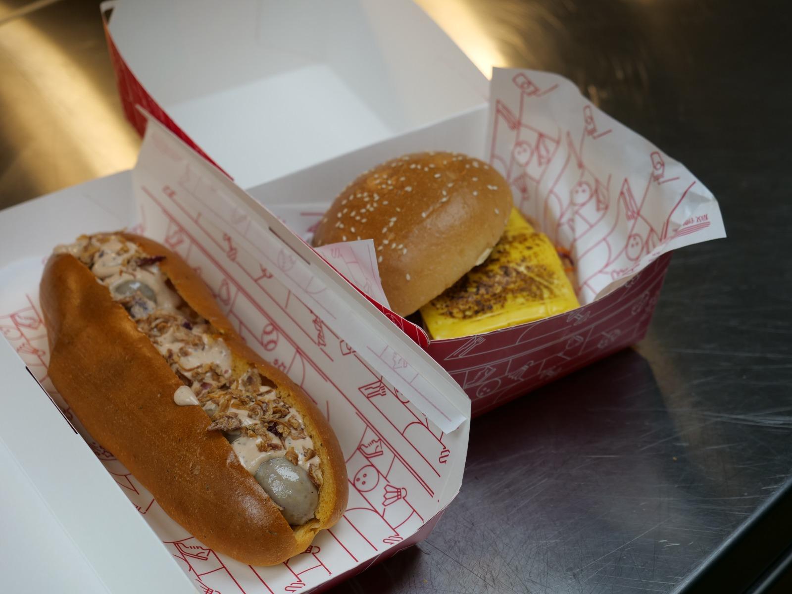 場內有供應鋒味「進化」餐肉芝士漢堡。