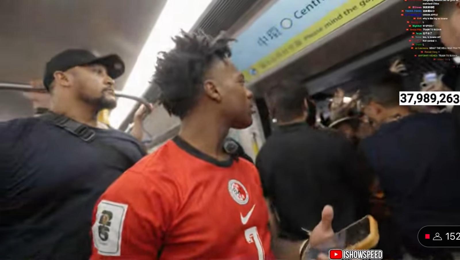 粉絲追落月台及迫入車廂,導致列車一度無法開出。