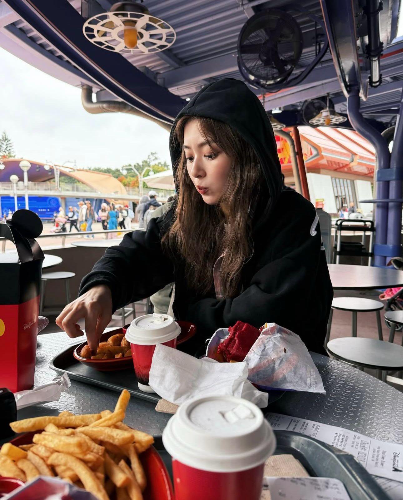 內田理央現身香港,更到迪士尼樂園打卡。