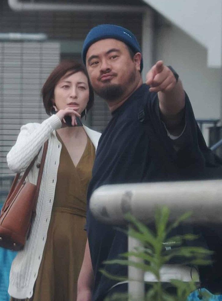 2023年與有婦之夫的米芝蓮廚師鳥羽周作搞不倫戀。