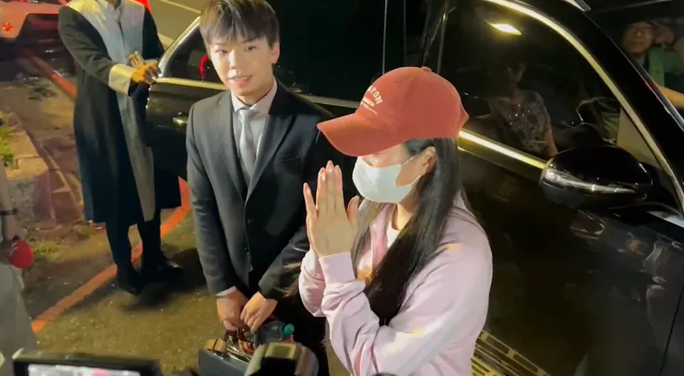 家寧與律師離開新北地檢署。(圖/中天新聞)