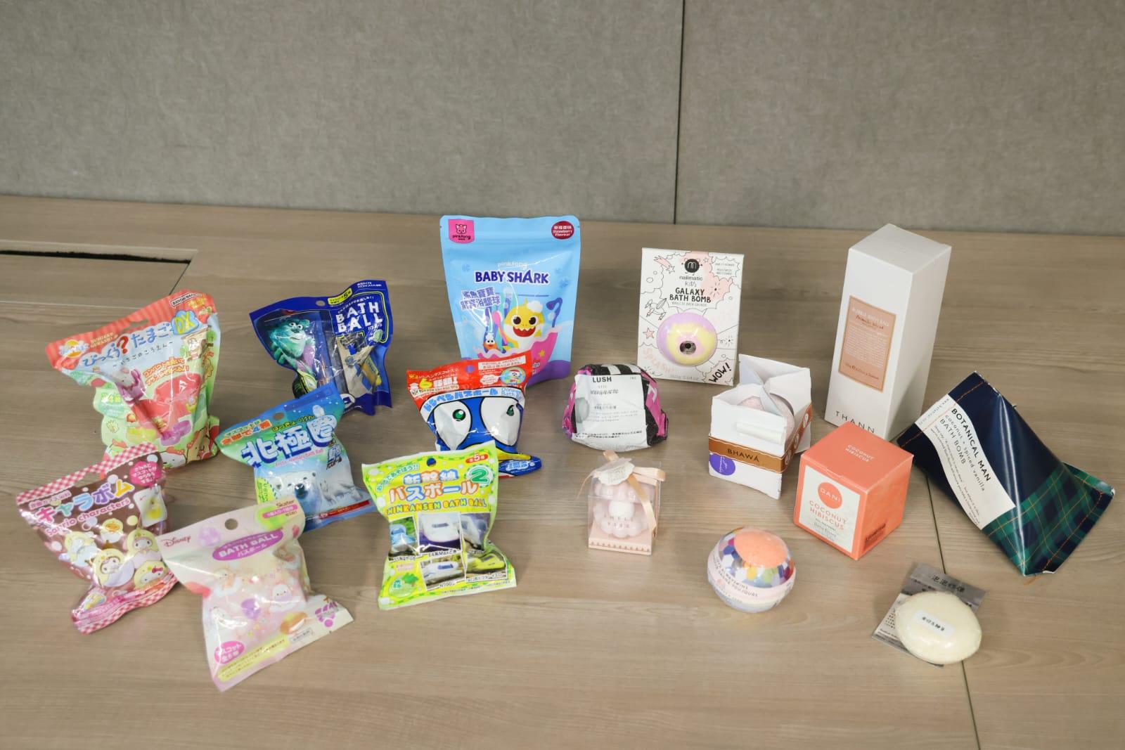 17款沐浴球樣本。(吳康琦 攝)