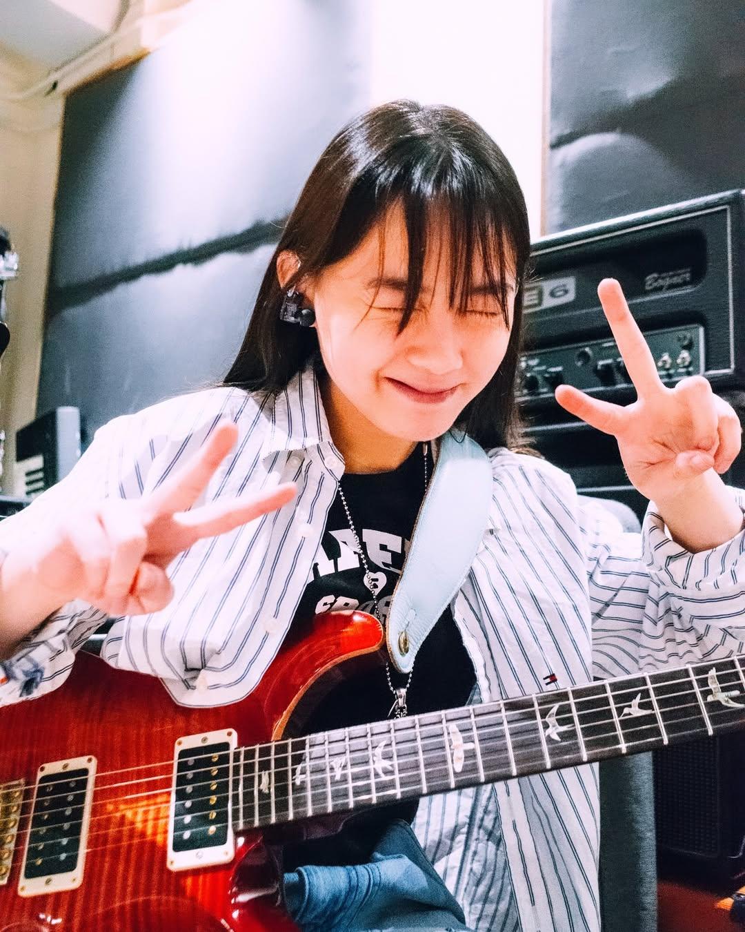 17歲女結他手Dale IG不時上演日常及彈結他照。