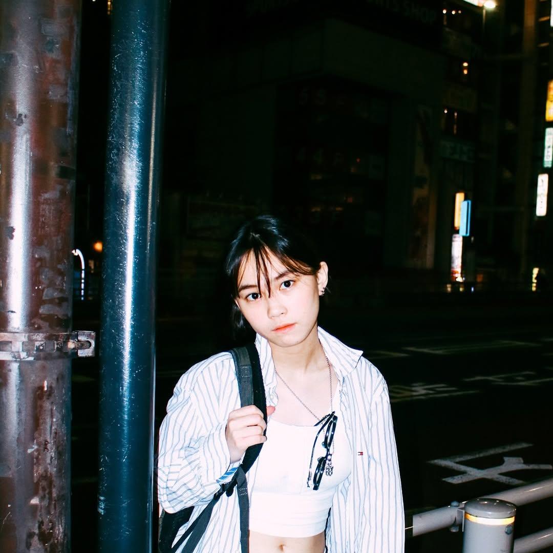 17歲女結他手Dale IG不時上演日常照。