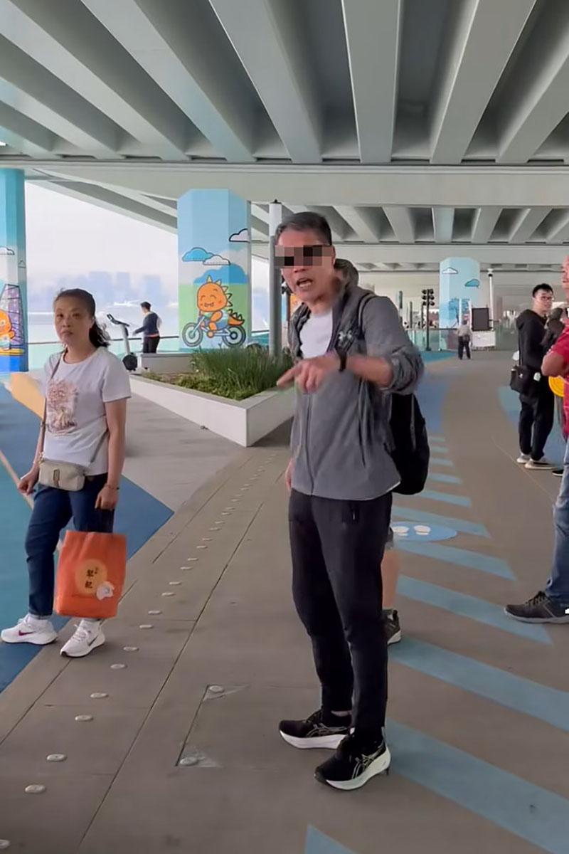 多名老翁先後在東岸板道就有男童踩單車一事,與男童和拍片的母親口角。(FB群組「香港突發事故報料區及討論區」影片截圖)