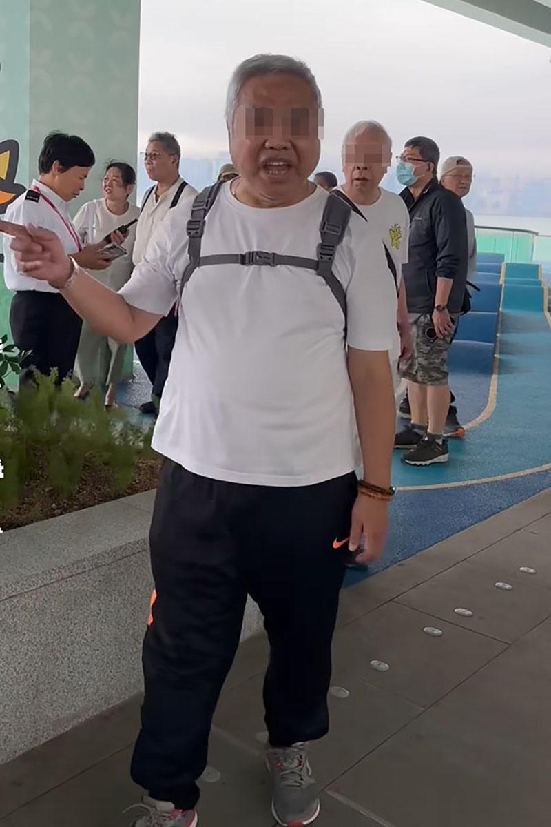 多名老翁先後在東岸板道就有男童踩單車一事,與男童和拍片的母親口角。(FB群組「香港突發事故報料區及討論區」影片截圖)