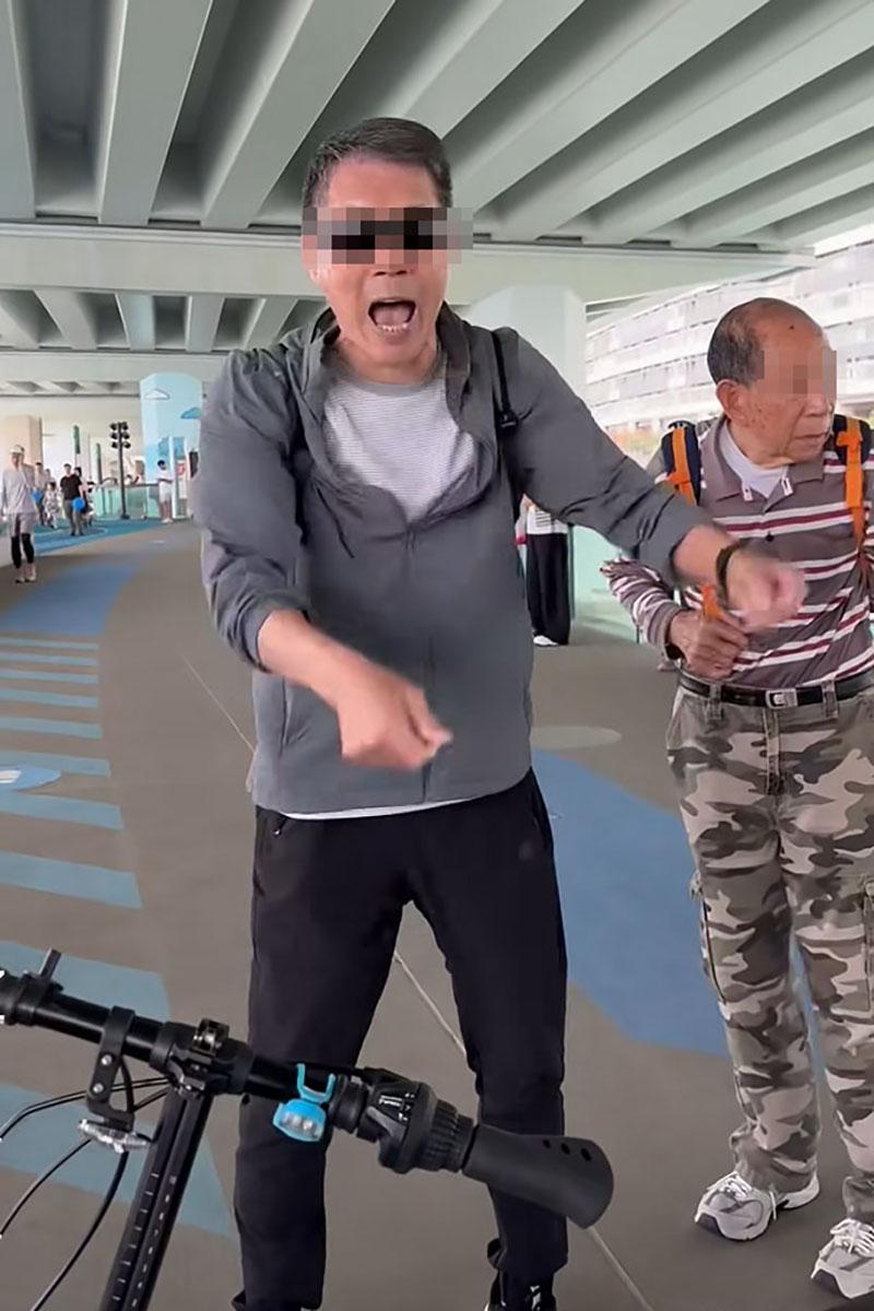 多名老翁先後在東岸板道就有男童踩單車一事,與男童和拍片的母親口角。(FB群組「香港突發事故報料區及討論區」影片截圖)