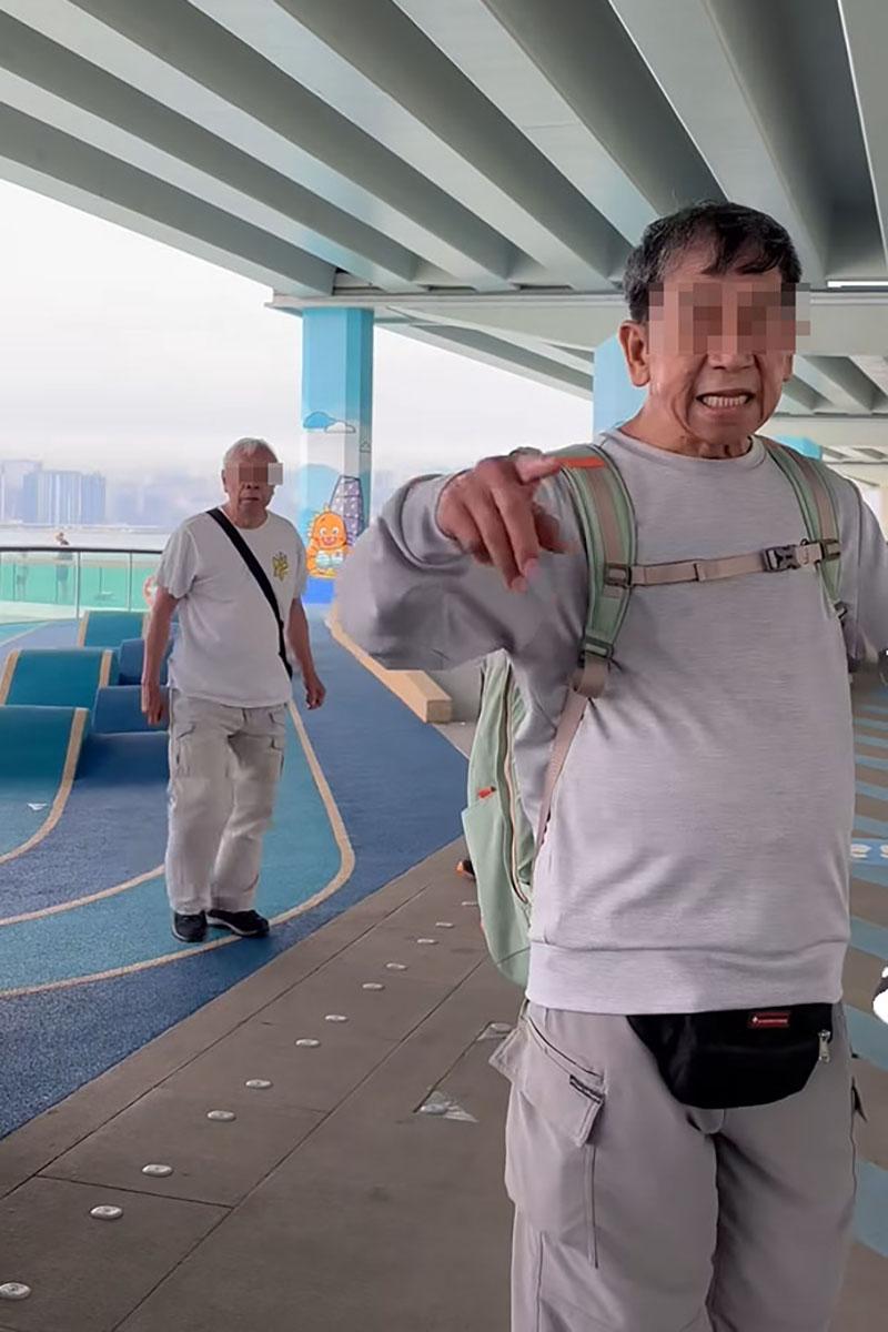 多名老翁先後在東岸板道就有男童踩單車一事,與男童和拍片的母親口角。(FB群組「香港突發事故報料區及討論區」影片截圖)