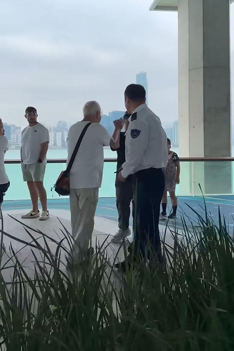 多名老翁先後在東岸板道就有男童踩單車一事,與男童和拍片的母親口角。(FB群組「香港突發事故報料區及討論區」影片截圖)