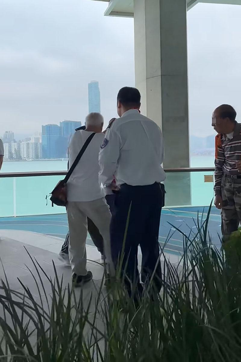 有人糾纏期間懷疑推倒男童。(FB群組「香港突發事故報料區及討論區」影片截圖)