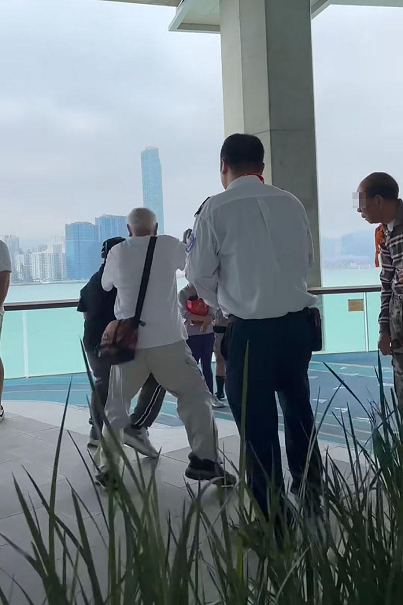 有人糾纏期間懷疑推倒男童。(FB群組「香港突發事故報料區及討論區」影片截圖)