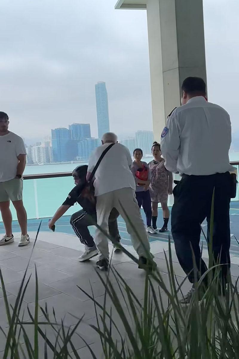 有人糾纏期間懷疑推倒男童。(FB群組「香港突發事故報料區及討論區」影片截圖)