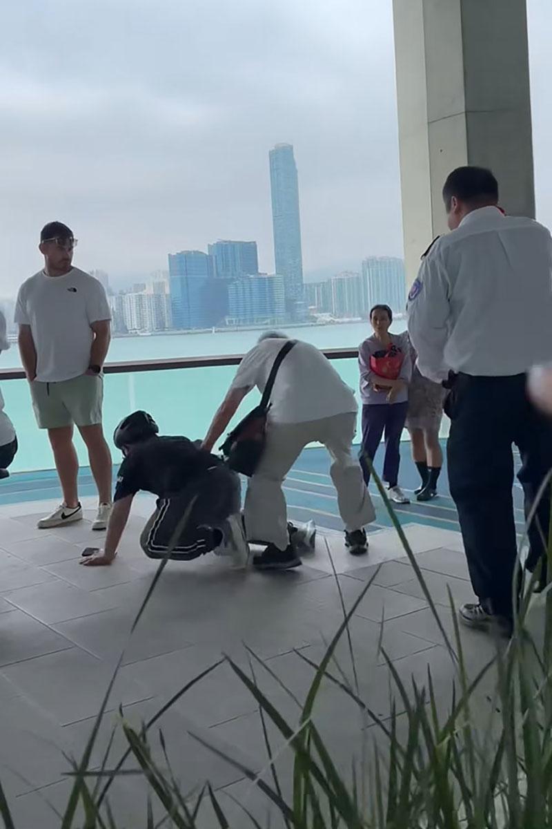 有人糾纏期間懷疑推倒男童。(FB群組「香港突發事故報料區及討論區」影片截圖)
