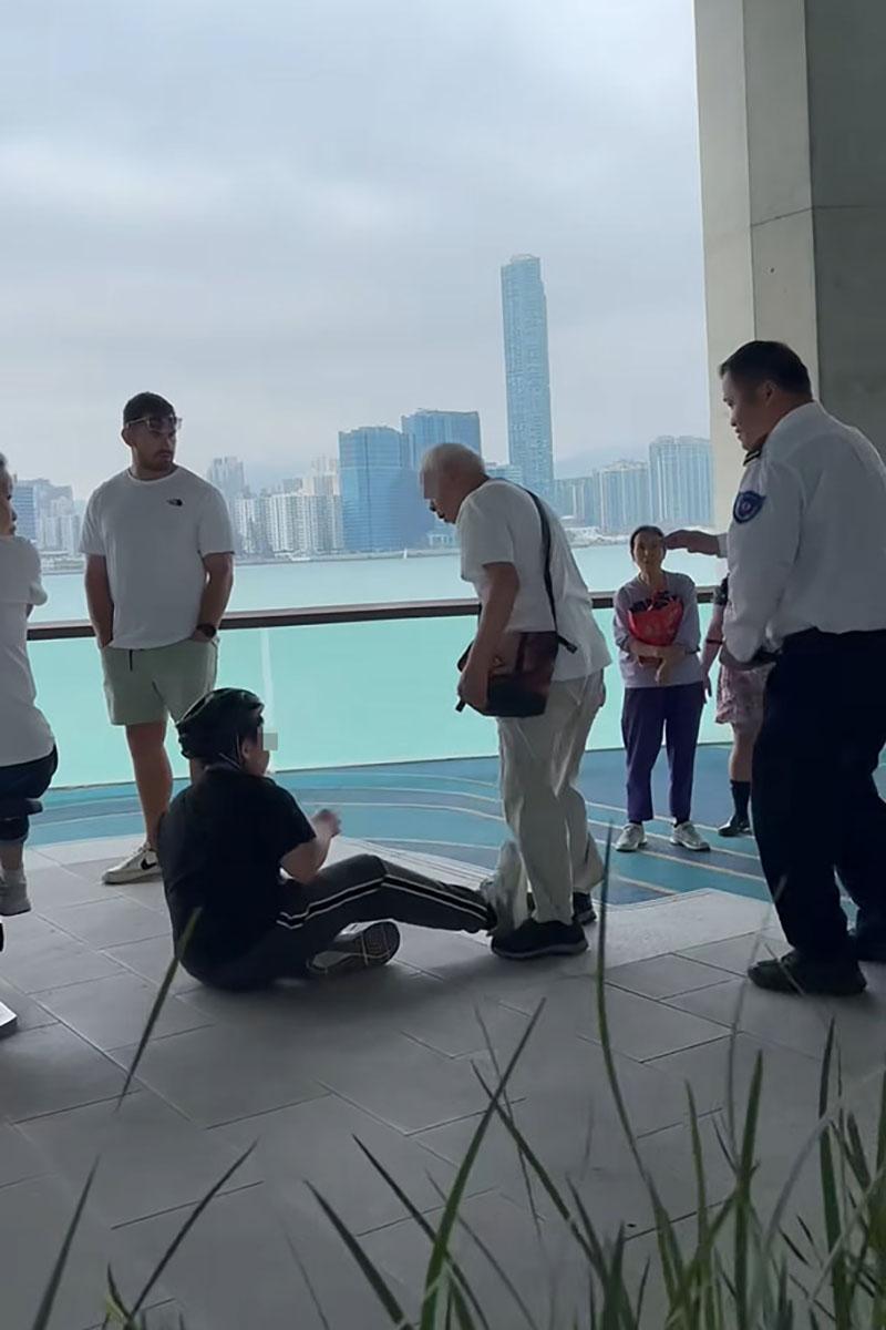 有人糾纏期間懷疑推倒男童。(FB群組「香港突發事故報料區及討論區」影片截圖)