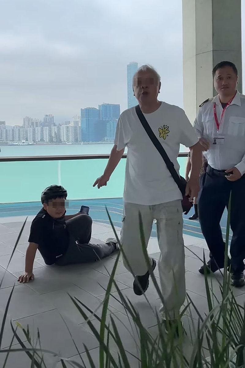 多名老翁先後在東岸板道就有男童踩單車一事,與男童和拍片的母親口角。(FB群組「香港突發事故報料區及討論區」影片截圖)