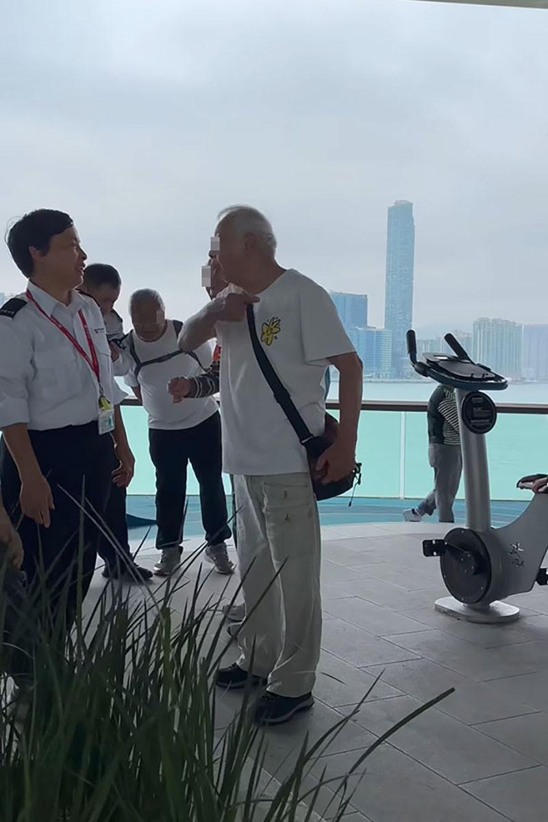 多名老翁先後在東岸板道就有男童踩單車一事,與男童和拍片的母親口角。(FB群組「香港突發事故報料區及討論區」影片截圖)