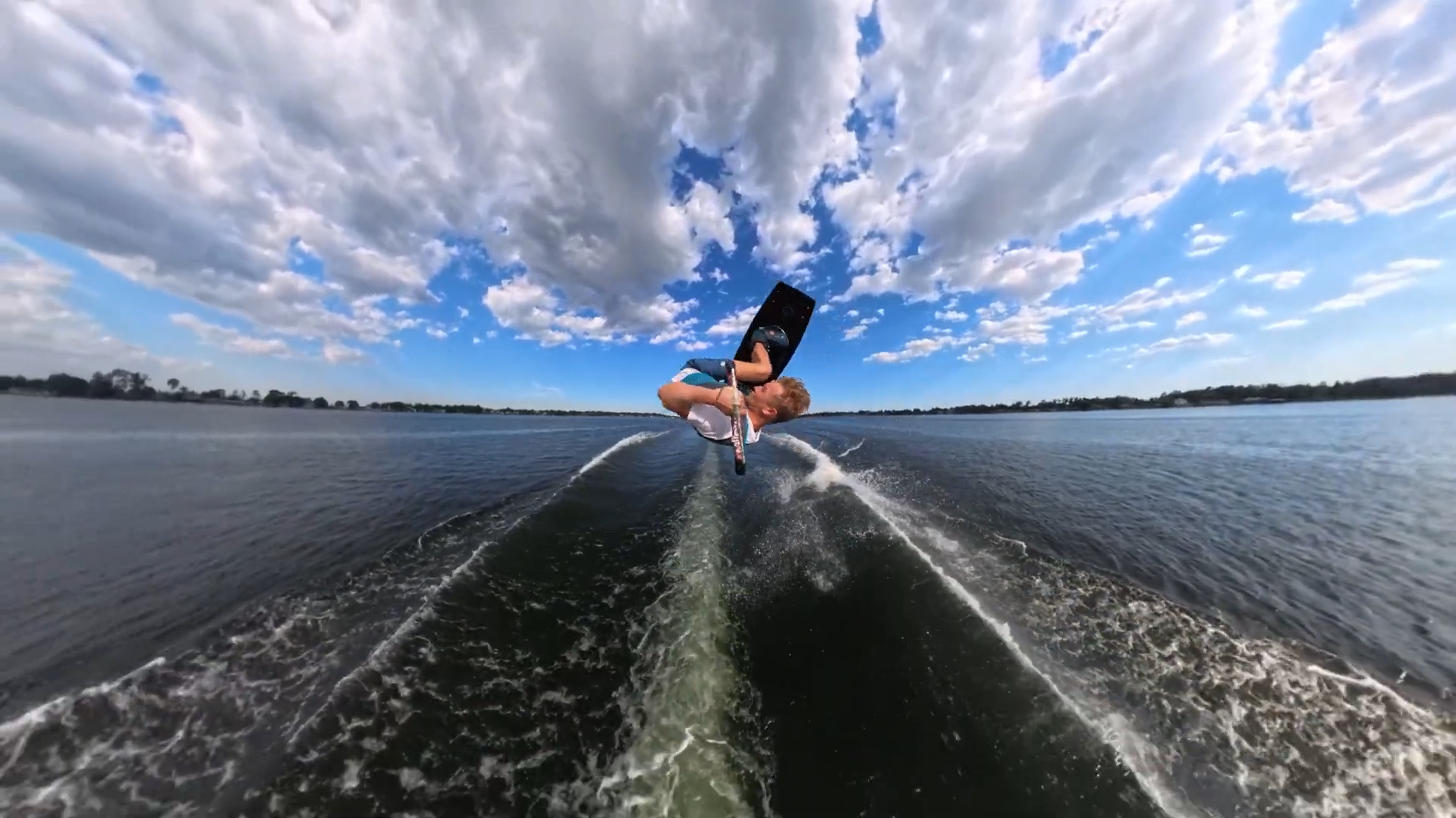 Insta360 X5搭載360°水平校正功能。