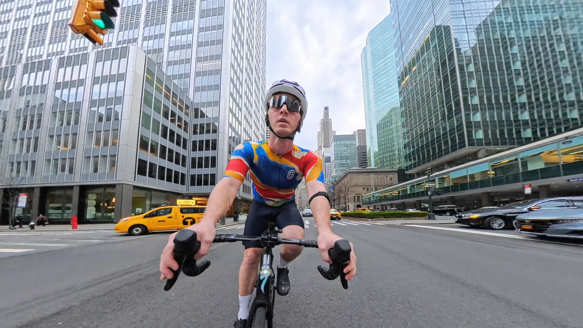 Insta360 X5一鍵「消除畸變」功能可校正變形畫面。