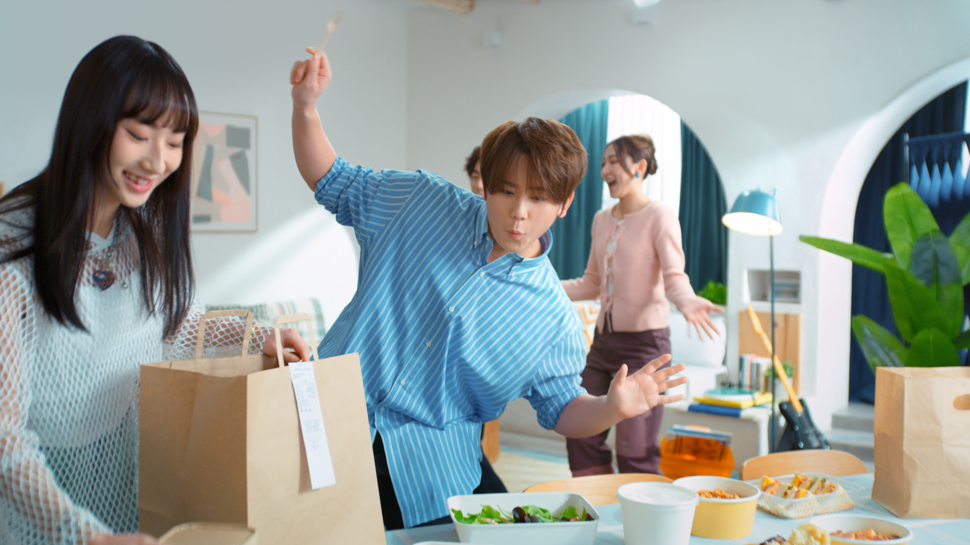 拍攝團隊準備了滿桌的美食為場景,全部正是姜濤平日好友聚會時必食的地道港式美食。