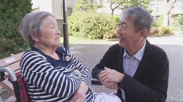 江藏智定期探望年邁母親,表示「我對養育我的母親只有感謝之意」。(互聯網)