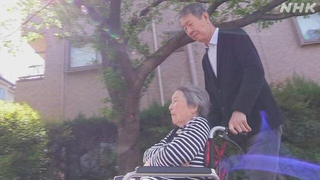 江藏智照顧年邁母親。(互聯網)