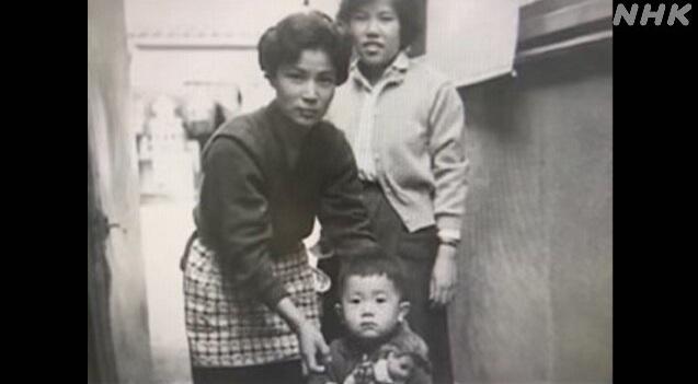 江藏智當年與母親合照。(互聯網)