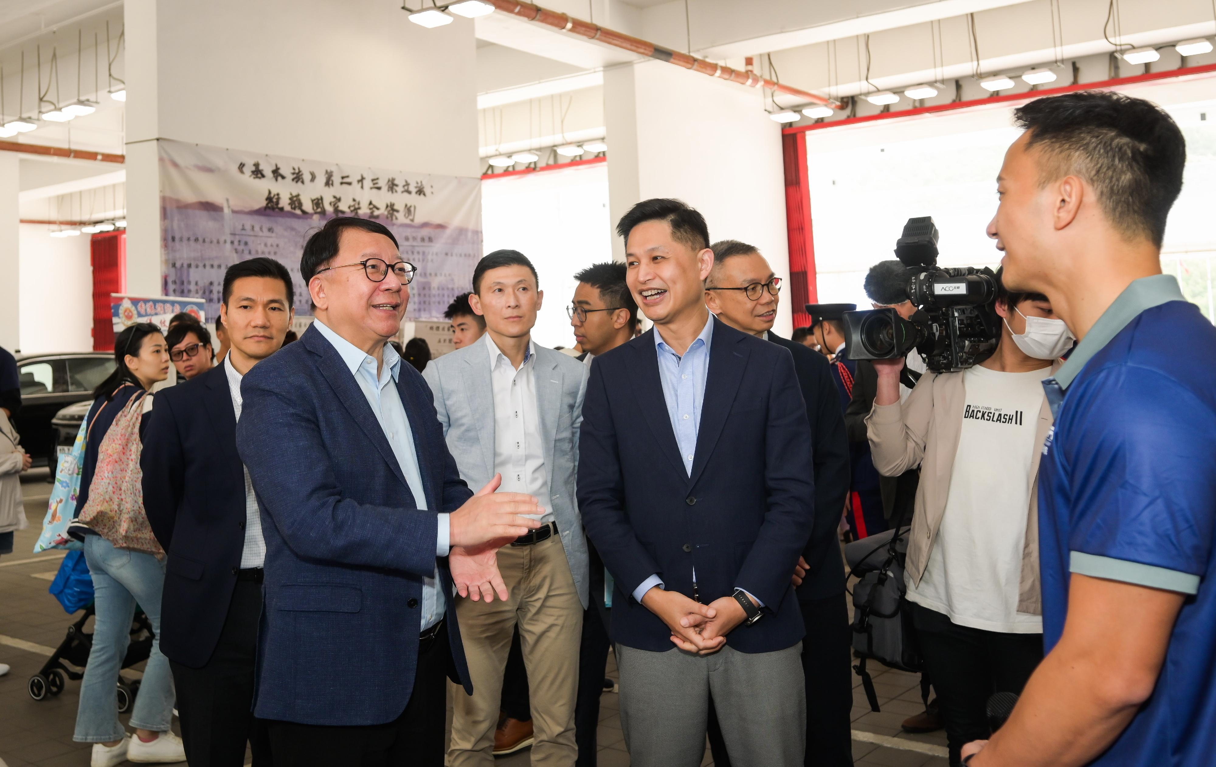 陳國基在消防處長楊恩健(中)陪同下參觀國安知識展覽。(政府新聞處)