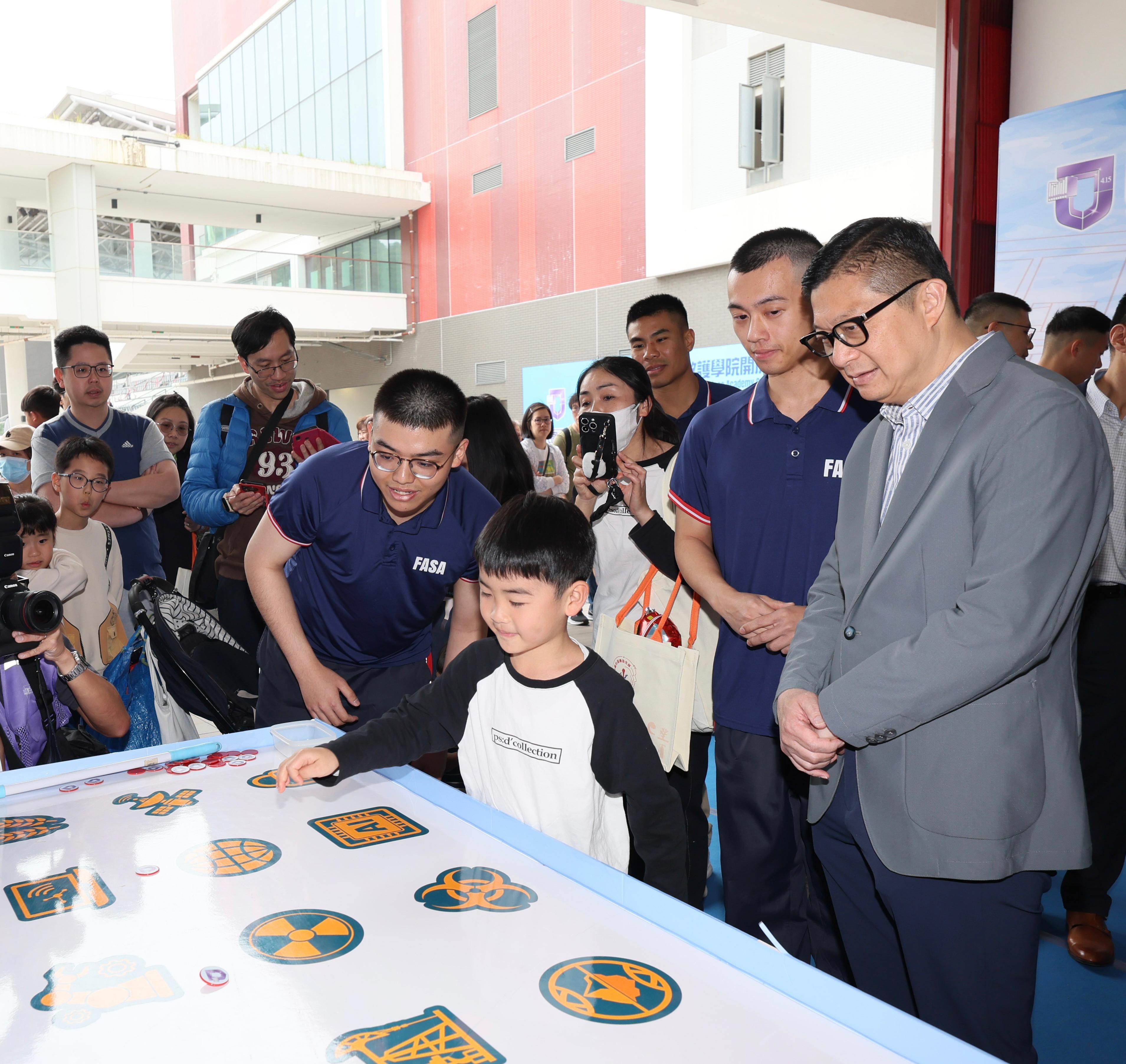 保安局長鄧炳強(右)亦有出席。(政府新聞處)