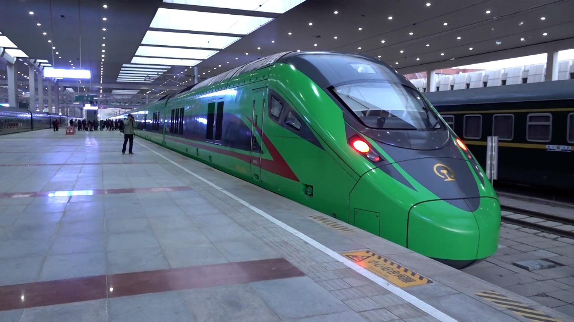 拉林鐵路主力採用復興號高原動車組。(港台圖片)